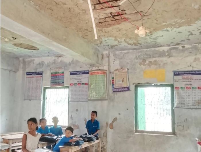 মৃত্যুফাঁদে ক্লাসরুম: কুমিল্লায় পাঠ চলাকালে ফ্যানসহ ছাদের পলেস্তারা ধসে পড়ল